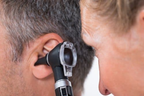 Lekarz badający ucho