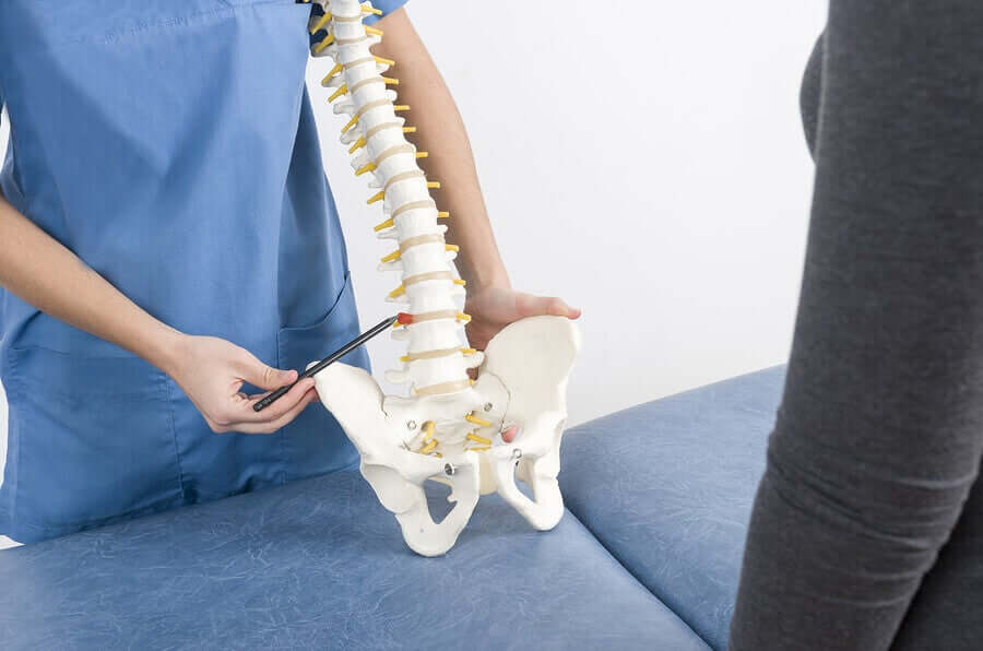 W większości przypadków skolioza nie powoduje bólu i przebiega bezobjawowo. Diagnozy dokonuje się poprzez obserwację.