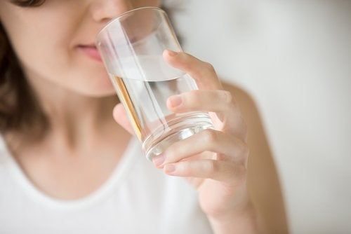 Korzyści, z jakimi wiąże się picie wody na pusty żołądek