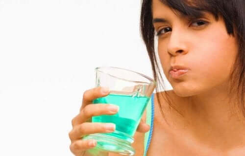 Płukanki wspomagają leczenie dolegliwości w obrębie jamy ustnej.