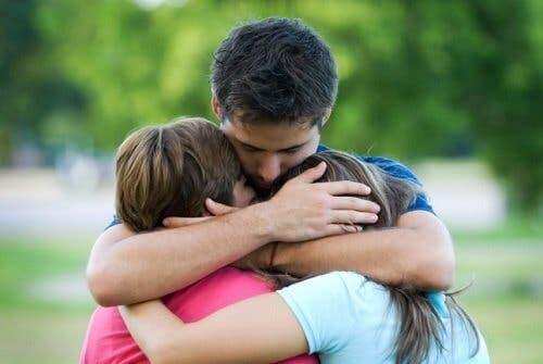 Rodzic przytulający dzieci: jak nauczyć dziecko przepraszać?