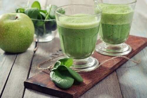 Smoothie ze szpinaku i jabłka
