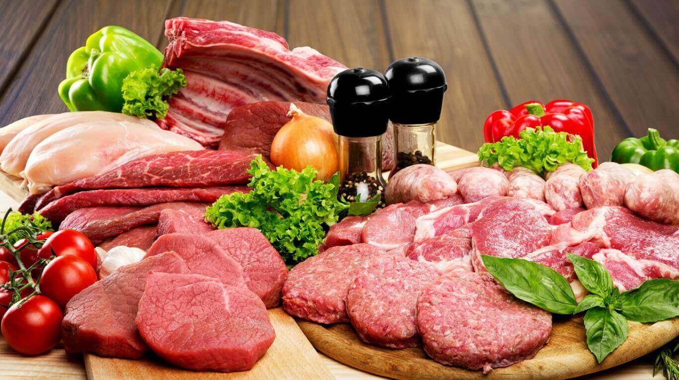 Lepiej ograniczyć ilość czerwonego mięsa w diecie na rzecz białego, będącego źródłem pełnowartościowego białka.
