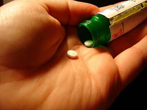 Tabletki w dłoni