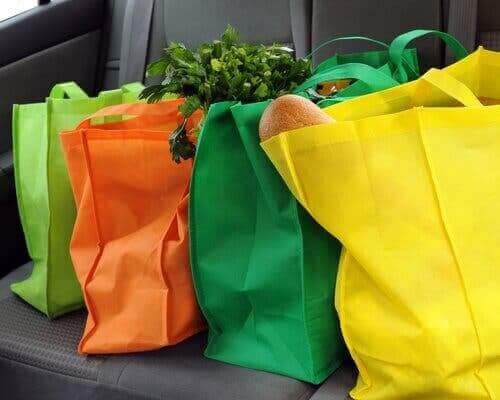 Zakupy w materiałowych torbach