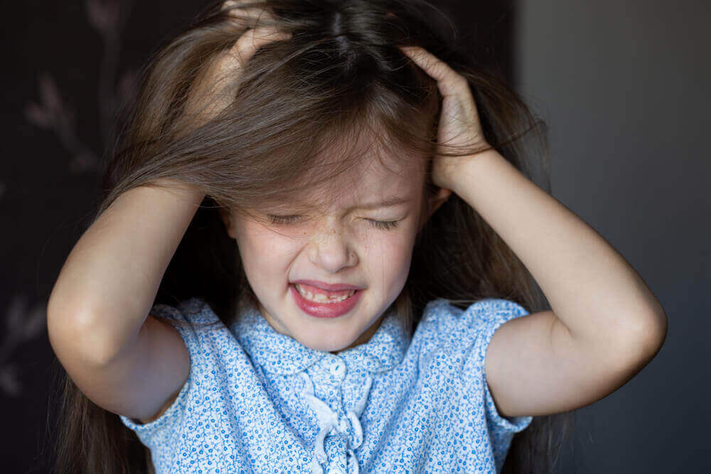 Łysienie plackowate u dzieci może być spowodowane traumą.