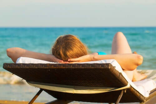 Ekspozycja na słońce jest szkodliwa dla skóry, co może prowadzić do późniejszych zmian nowotworowych.