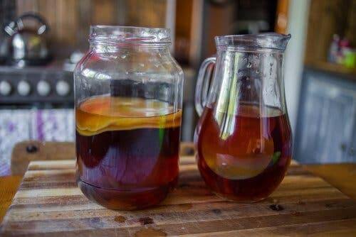 Herbata kombucha w dzbanku