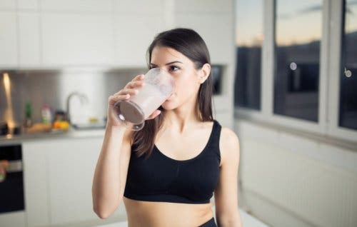 Kobieta pijąca koktajl - co jeść przed bieganiem