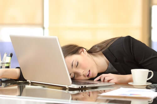Kobieta śpiąca przy komputerze