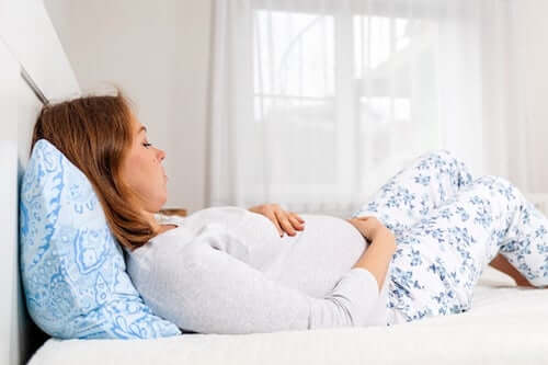 Kobieta w ciąży w łóżku