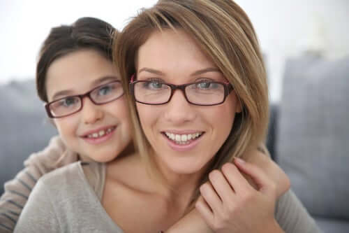 Mama i dziecko w okularach