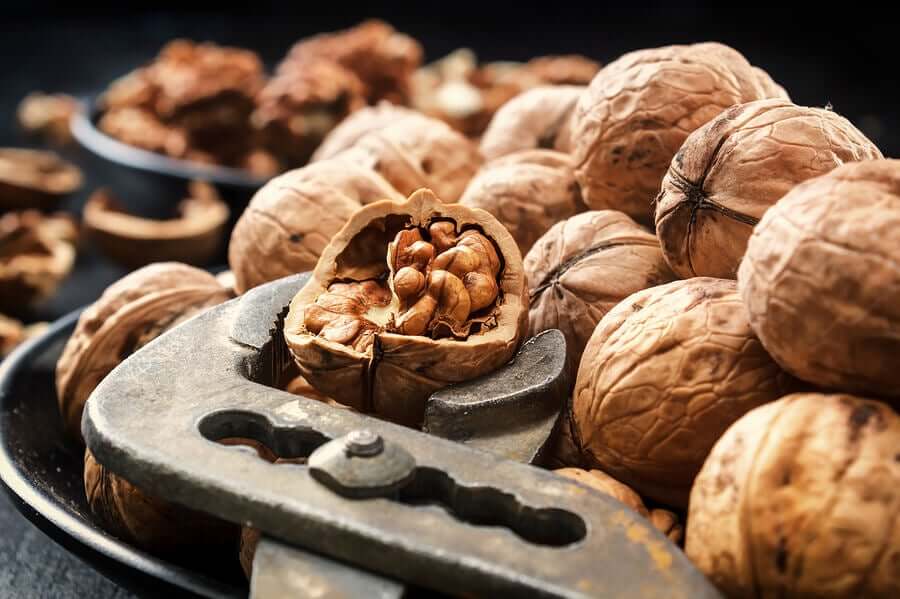 Orzechy zawierają witaminę E, kwasy omega 3, białko i minerały.