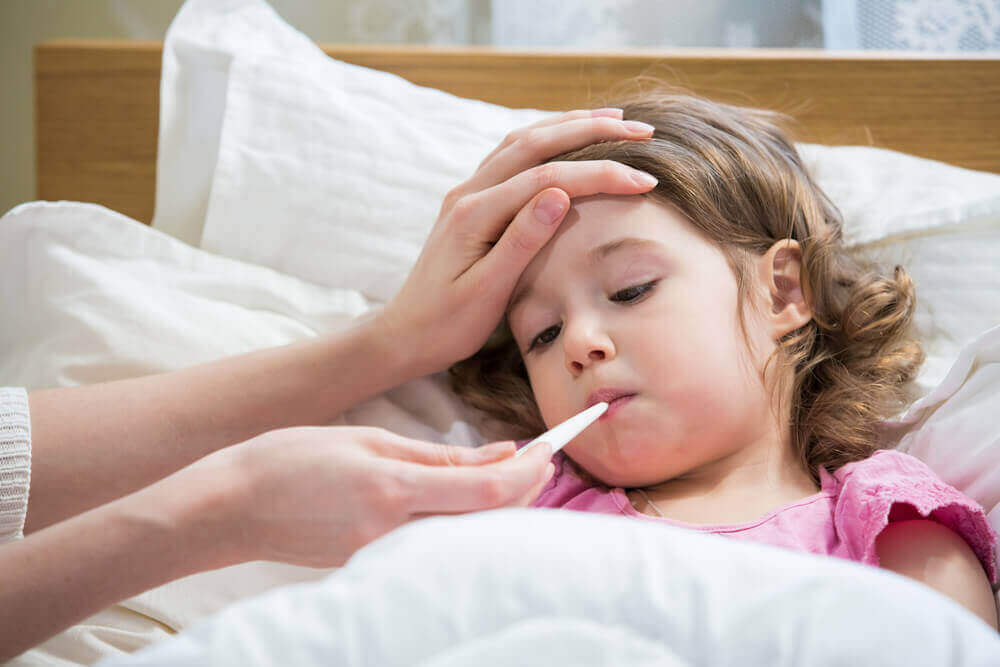 Gorączka i zapalenie węzłów chłonnych to najczęstsze objawy mononukleozy u dzieci.