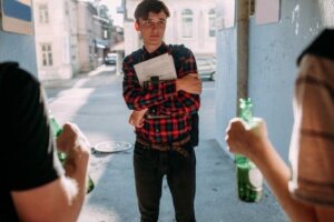 Presja rówieśnicza: pomóż dziecku sobie z nią poradzić