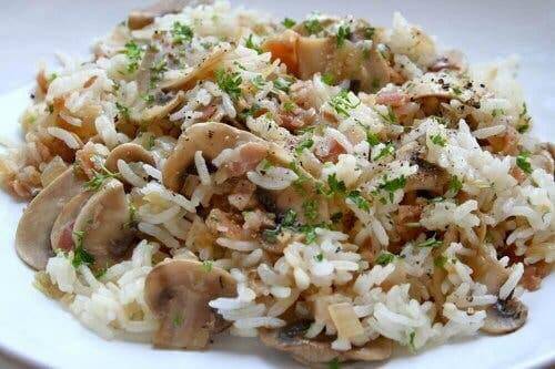 Sałatka z brązowego ryżu z grzybami