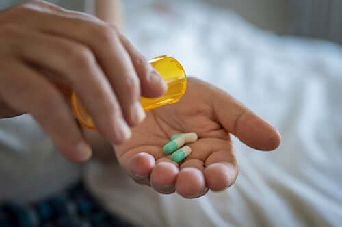 Tabletki w dłoni