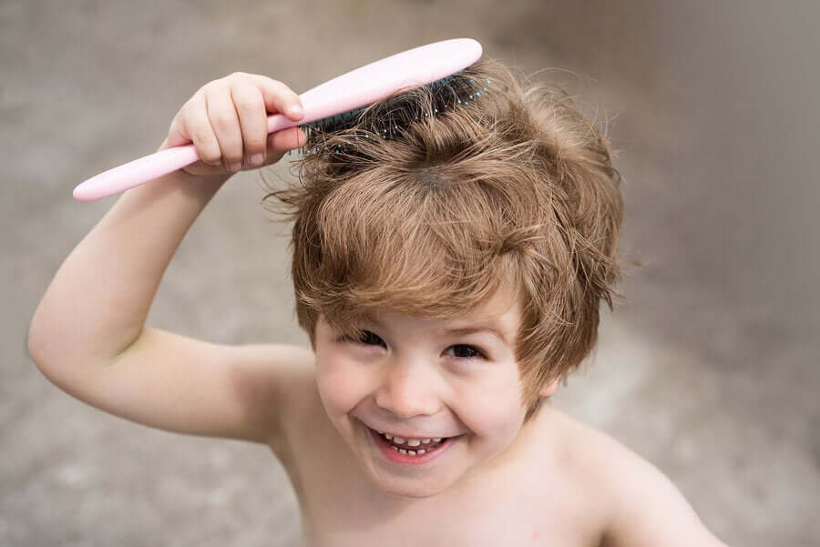 Wypadanie włosów u dzieci może być spowodowane chorobami, niedoborami lub stresem.