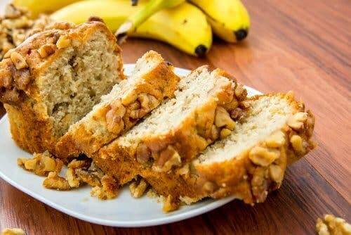 Chlebek bananowo-migdałowy na talerzu