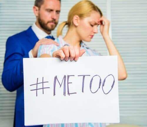 Kobieta trzymająca plakat Me Too - seksizm w pracy