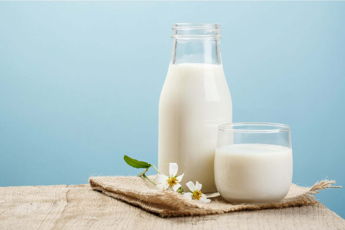 Kazeinian sodu pochodzi od kazeiny, czyli białka mleka.