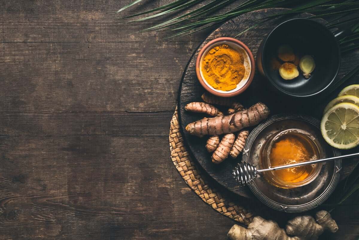 Napar z kurkumy możesz bez trudu przygotować w domu.