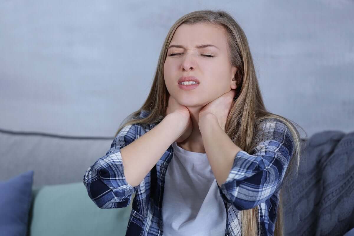 Głównym objawem infekcji jest ból gardła. Mogą wystąpić kłopoty z przełykaniem i gorączka.