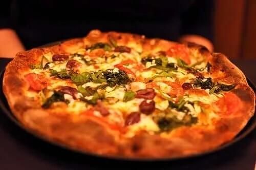 Pyszna pizza domowej roboty