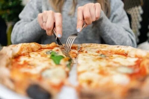 Pyszna pizza w stylu neapolitańskim - poznaj przepis!