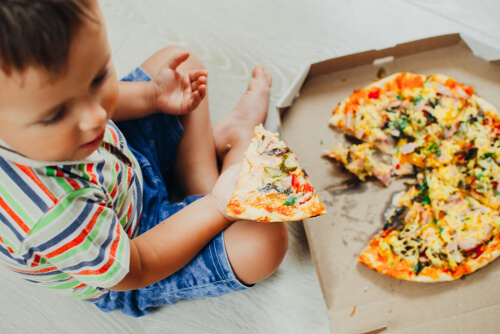 Dziecko jedzące pizzę