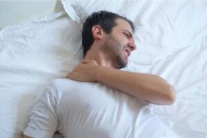 Zapalenie ścięgna barku – jak spać z tym schorzeniem?