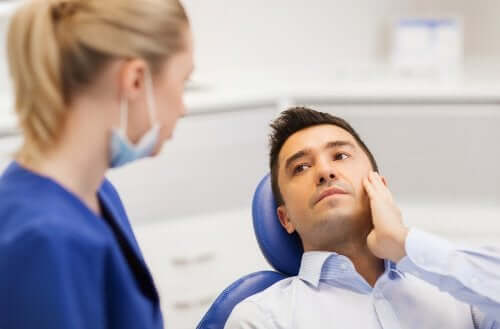 Cysty często pojawiają się przy zębach trzonowych i wymagają inwazyjnego zabiegu chirurgicznego.