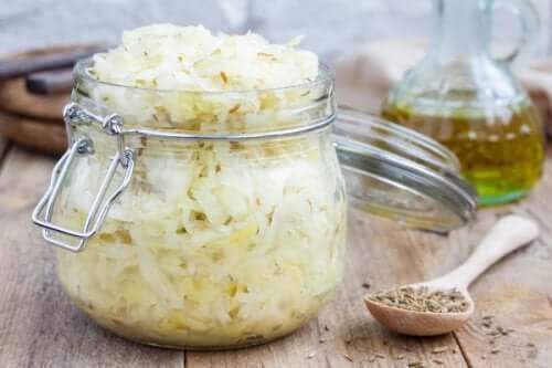 Produkty fermentowane: kluczowym etapem w przygotowaniu kiszonej kapusty jest usunięcie powietrza ze słoika w celu umożliwienia prawidłowej fermentacji.