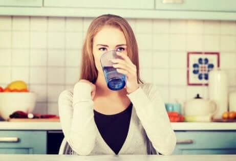 Kobieta pijąca wodę - jak zmienić dietę, żeby schudnąć?