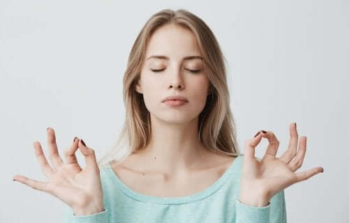 kobieta praktykująca mindfulness
