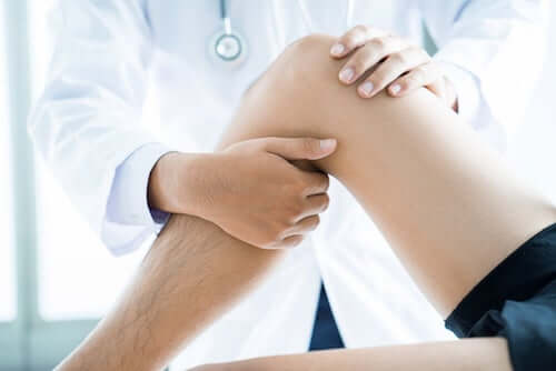 Lekarz badający kolano