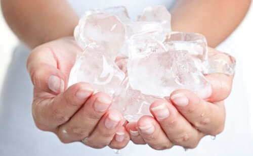 lód w dłoniach