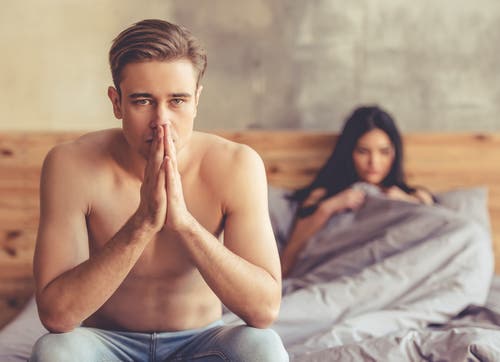 Mężczyzna i kobieta w łóżku
