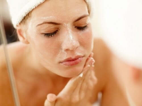 Zaskórniki na twarzy: odpowiednie oczyszczanie skóry pomaga kontrolować ich pojawianie się.