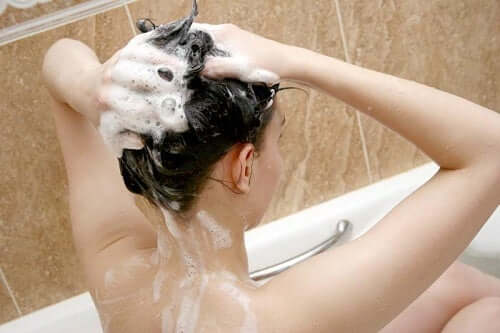 By mieć pełne objętości włosy, należy odpowiednio je myć.