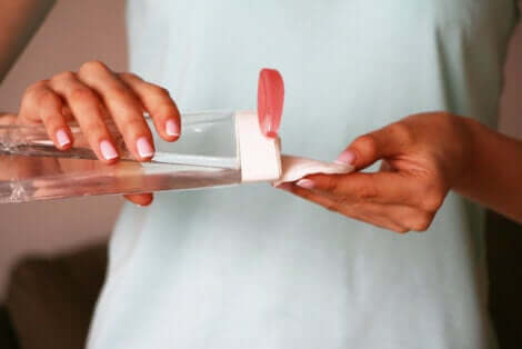 Butelka wody micelarnej w dłoniach.