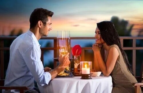 Para w trakcie romantycznej kolacji