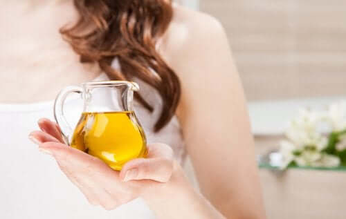 Oliwa z oliwek zawiera tłuszcze oraz witaminę E, która pozytywnie wpływa na skórę.