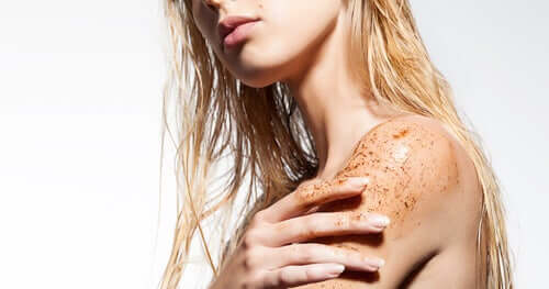 Produkty złuszczające usuwają martwe komórki naskórka, co pomaga chronić skórę przed rogowaceniem mieszkowym.