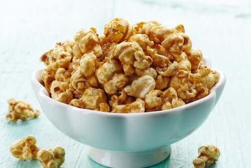 Popcorn i karmel
