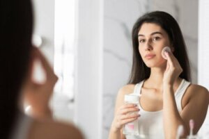 Woda micelarna - co to jest i do czego służy?