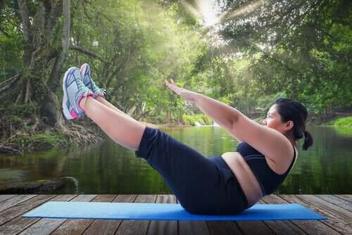 Ćwicząca otyła kobieta - walka z otyłością