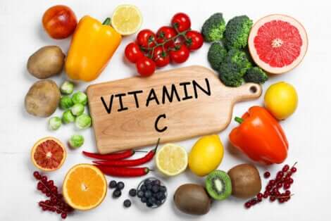 Cytrusy to świetne źródło witaminy C. Można ją także suplementować.
