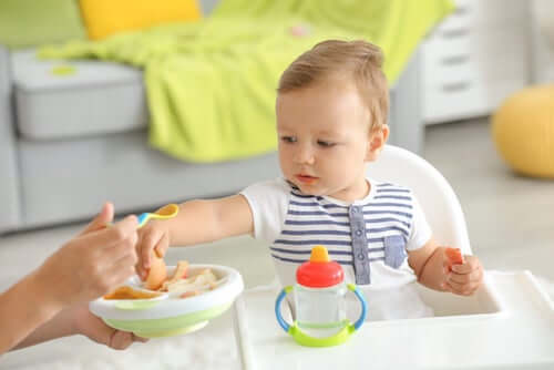 Dziecko z jedzeniem