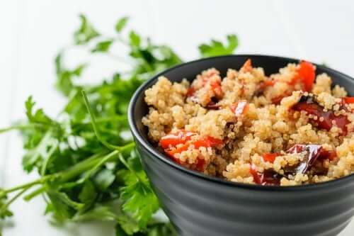 Sałatka z pieczonych warzyw z quinoa